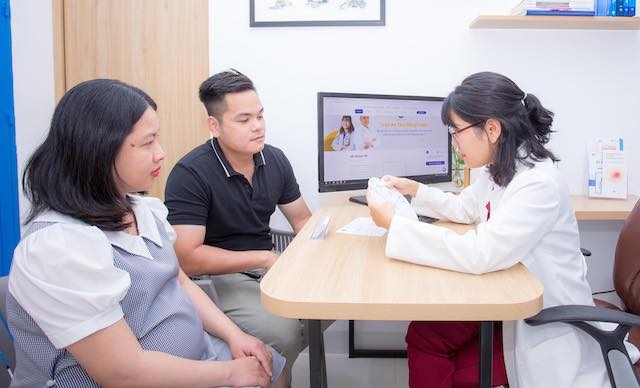 Bác sĩ Thuỳ Trang đang phổ cập kiến thức về Sản Phụ Khoa định kỳ được diễn ra ngay tại phòng khám An Clinic