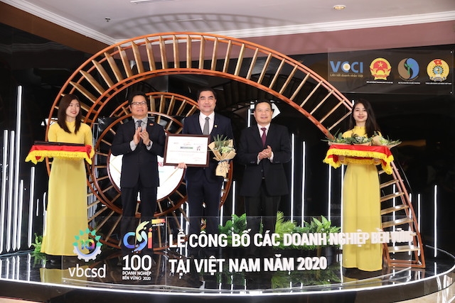 Ông Trần Tam, Chủ tịch HĐQT PhucKhang Corporation nhận bằng khen TOP 100 Doanh nghiệp bền vững 2020