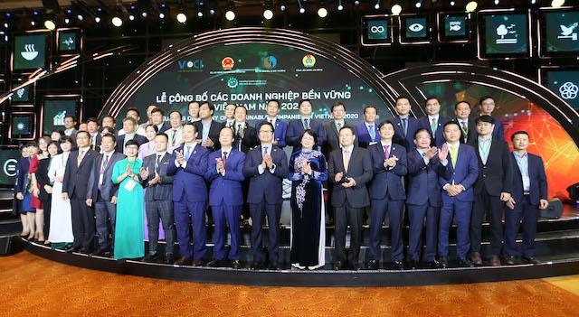 Phó Chủ tịch nước Đặng Thị Ngọc Thịnh, ông Vũ Tiến Lộc, Chủ tịch VCCI cùng đại diện các doanh nghiệp bền vững 2020