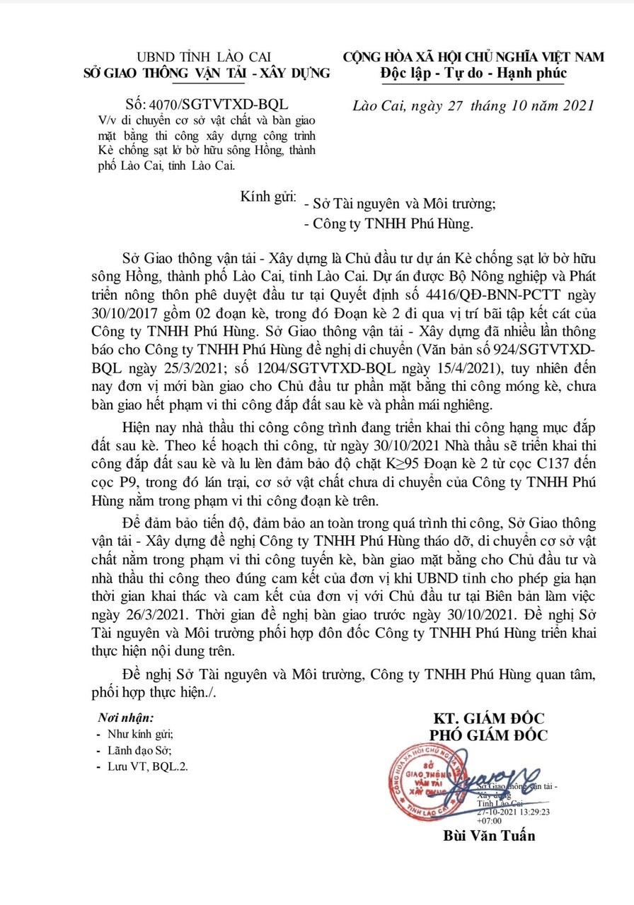 Công ty TNHH Phú Hùng vẫn hoạt động, dù Sở Giao thông Vận tải – Xây dựng liên tục đề nghị tháo dỡ, di chuyển