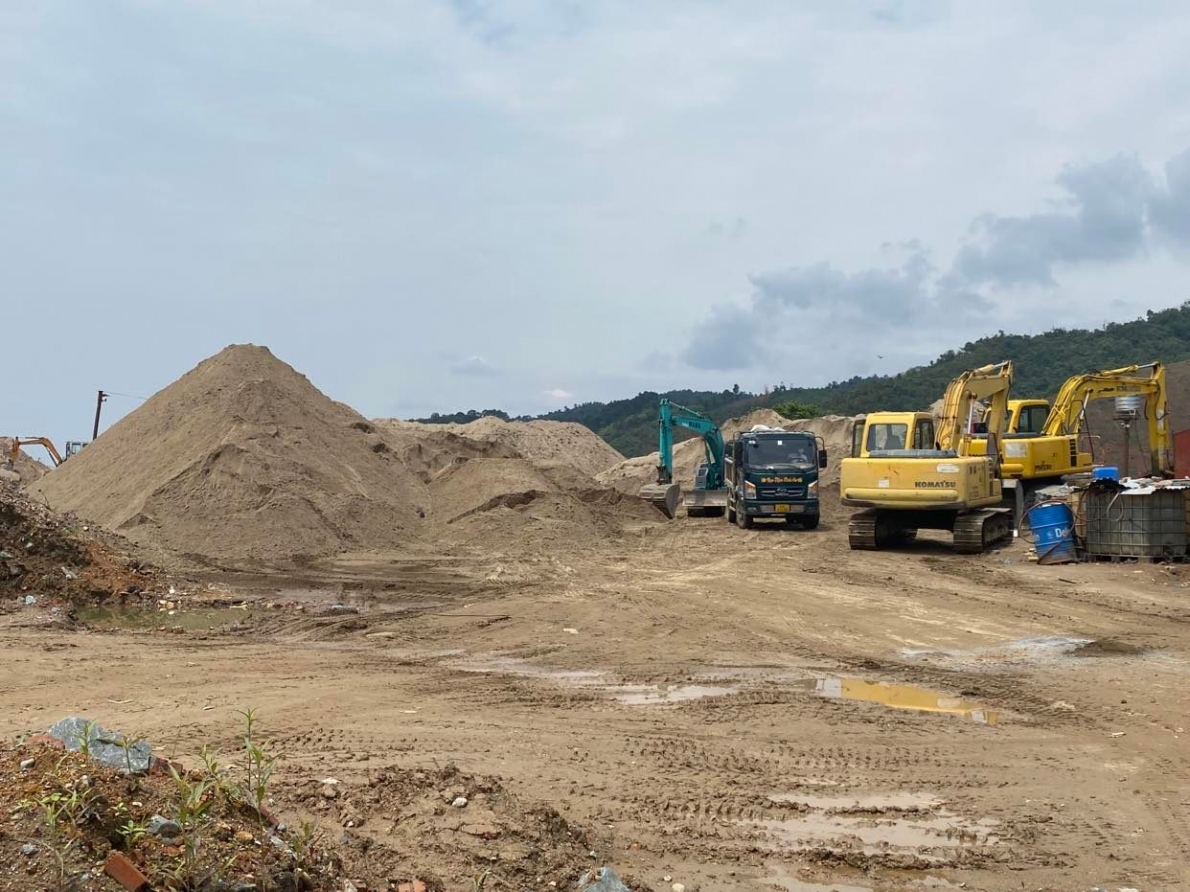 Công ty TNHH Phú Hùng vẫn hoạt động, dù Sở Giao thông Vận tải – Xây dựng liên tục đề nghị tháo dỡ, di chuyển