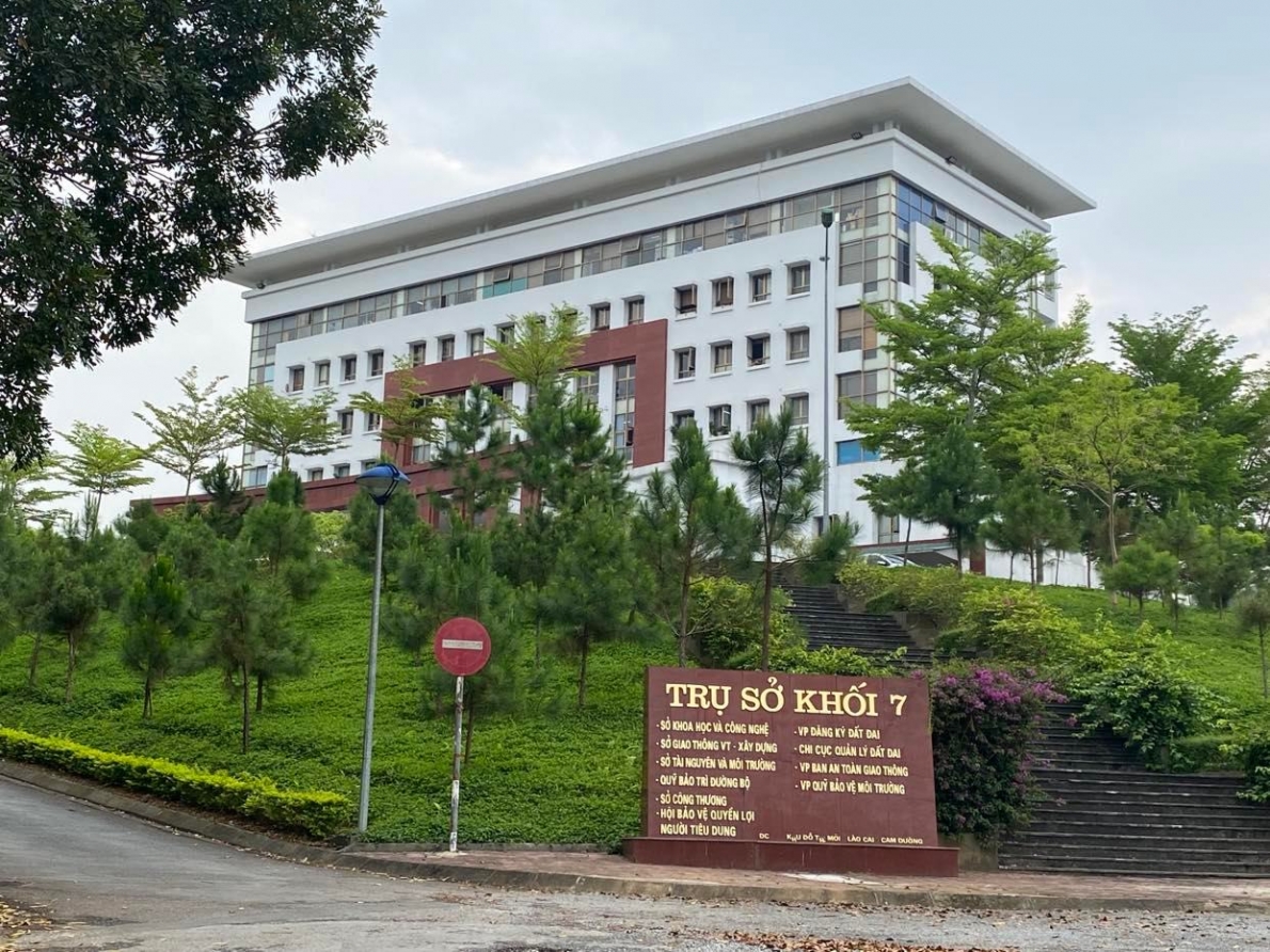 Công ty TNHH Phú Hùng vẫn hoạt động, dù Sở Giao thông Vận tải – Xây dựng liên tục đề nghị tháo dỡ, di chuyển