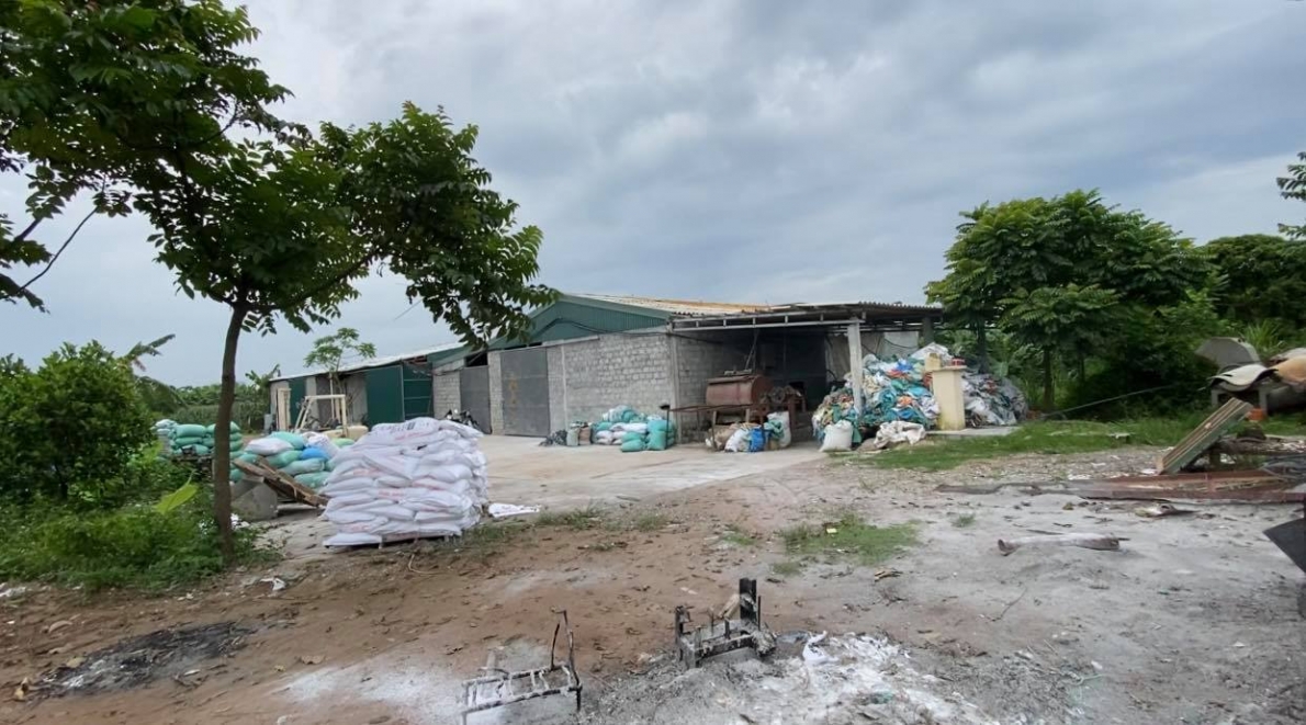 Nhà xưởng dệt chiếu và phân loại hạt nhựa xây dựng trên hành lang đê điều