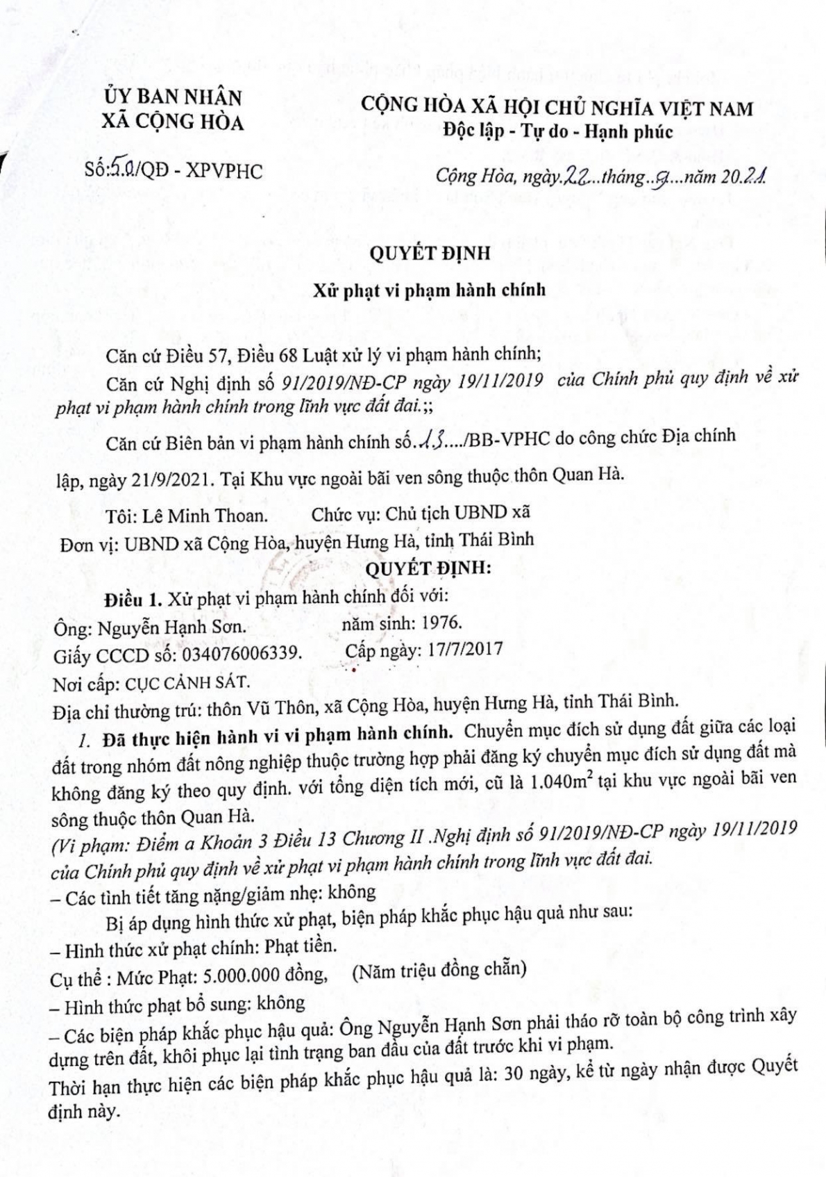Nhà xưởng dệt chiếu và phân loại hạt nhựa xây dựng trên hành lang đê điều