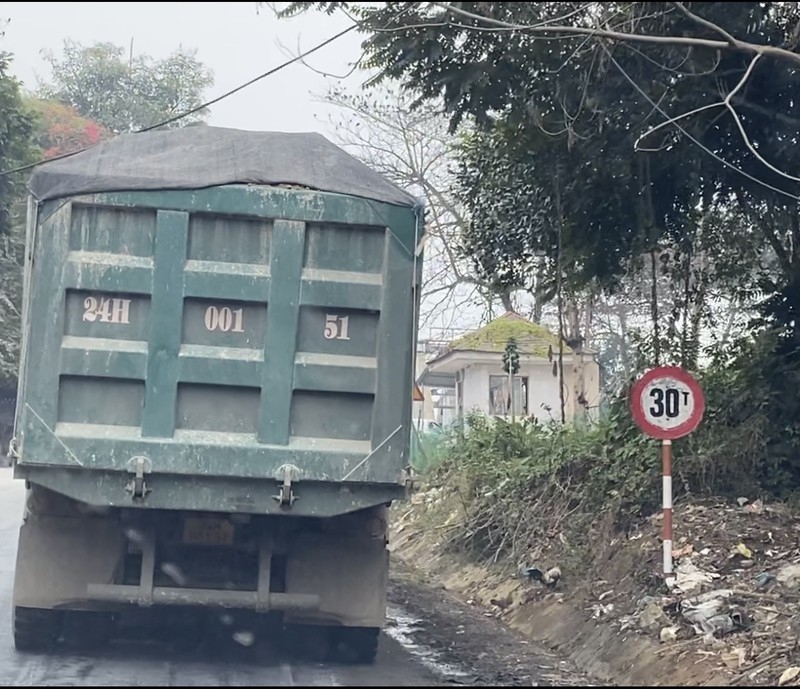 Xe quá tải vẫn chạy qua đoạn cầu đường sắt qua suối Ngòi Bo thuộc Bến Đền xã Gia Phú huyện Bảo Thắng biển báo giới hạn 30 tấn.