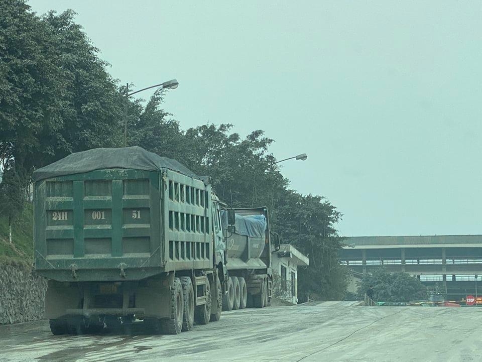 Những chiếc xe chở 50-70 tấn quặng 