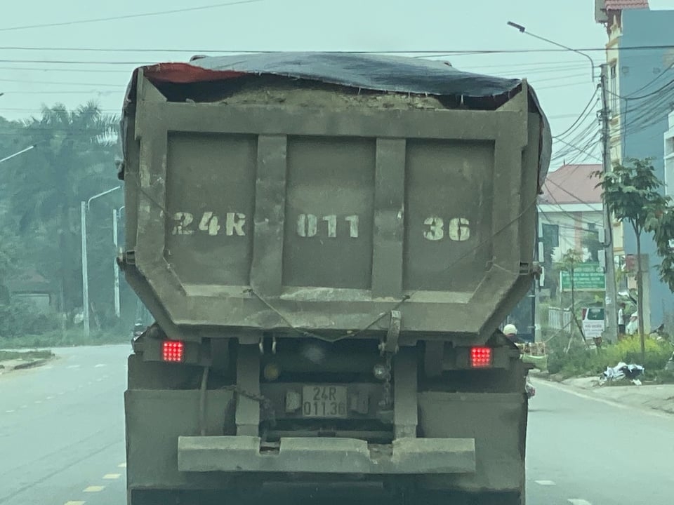 Những chiếc xe cơi nơi thành thùng có dấu hiệu quá tải vận chuyển qua tuyến đường thuộc địa phận xã Cam Đường 