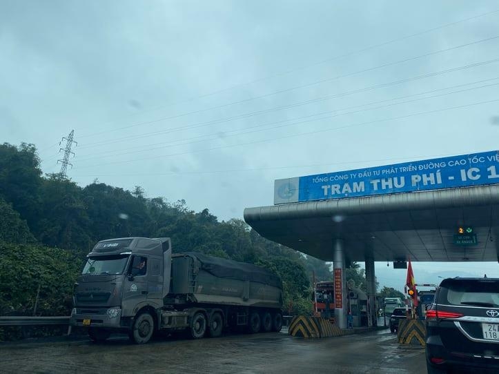 Thậm chí chạy ra cả ngoài cao tốc