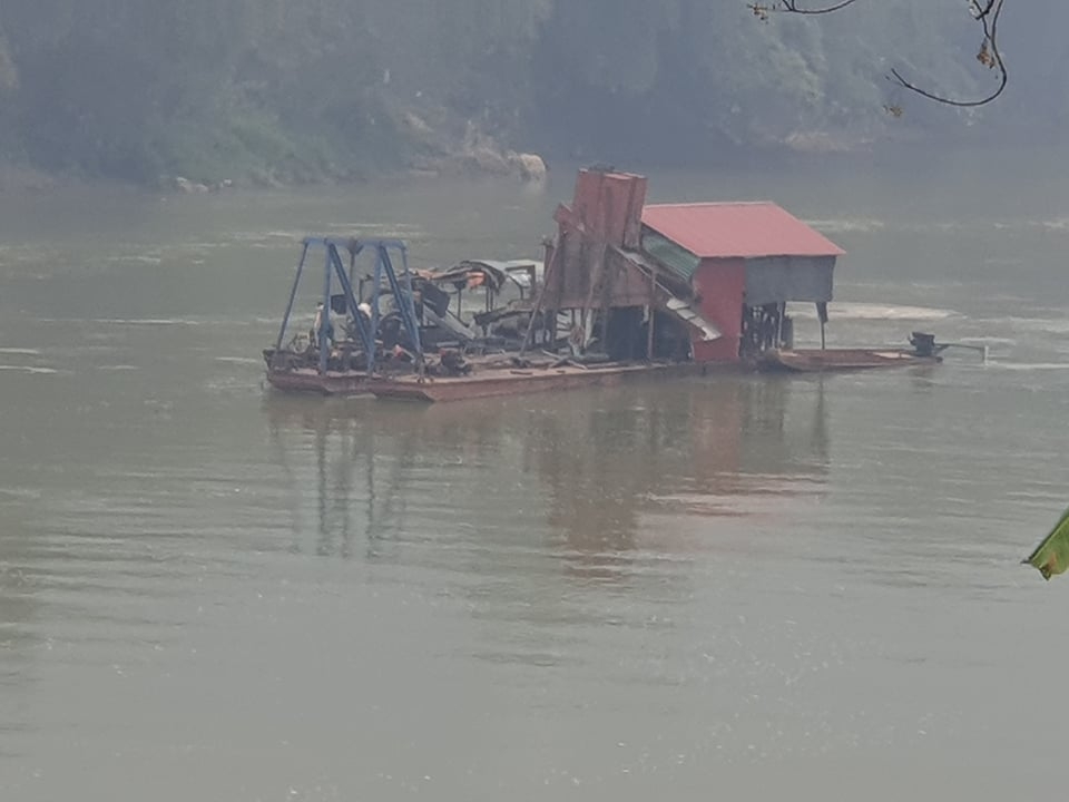 Các tàu có công suất lớn hút cát ở khu vực thị trấn Vĩnh Tuy Các tàu có công suất lớn hút cát ở khu vực thị trấn Vĩnh Tuy