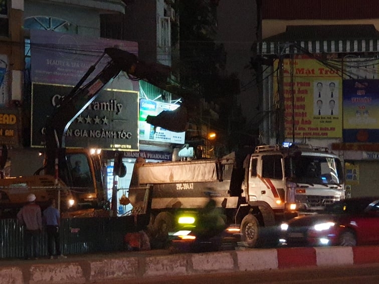 Máy múc, xe tải hoạt động ở Dự án