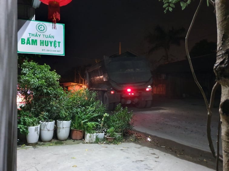 Xe chở đất thải đổ ở xã Phụng Châu, huyện Chương Mỹ, TP Hà Nộii