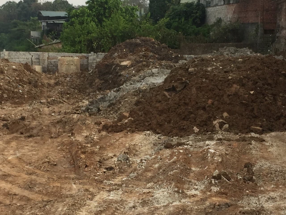 Khu vực các xe ô tô vận chuyển đổ trộm đất, đá thải tại thôn Phượng Bãi, xã Phụng Châu, huyện Chương Mỹ