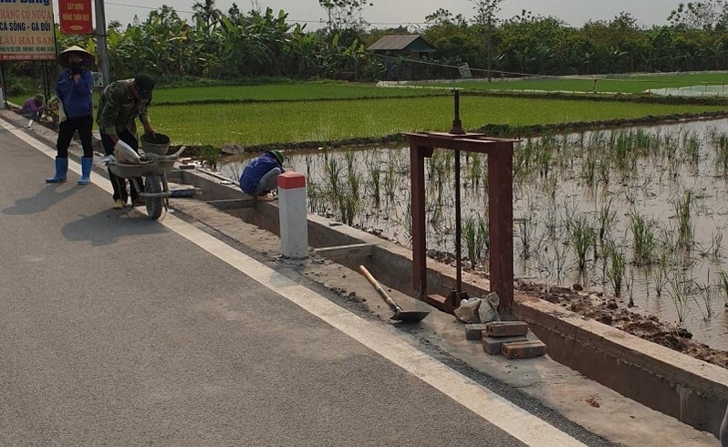 Công nhân đang thi công tại 