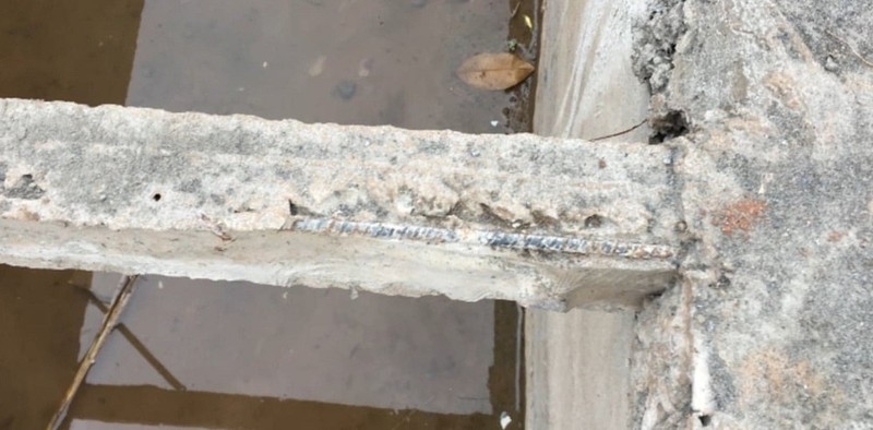 Nhiều thanh sắt khi thi công còn lộ thiên 