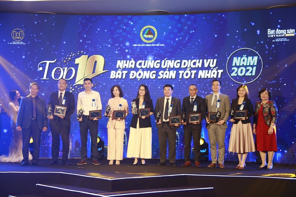 Ông Nguyễn Huy Hoàng - Đại diện Công ty cổ phần Tập đoàn Meey Land nhận giải thưởng tại sự kiện (đứng thứ tư từ phải sang)