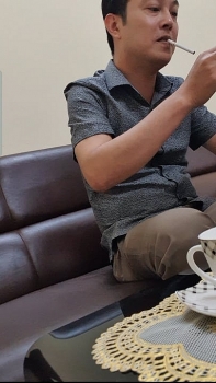 Lãnh đạo phường Mai Động không đeo khẩu trang, hút thuốc lá khi làm việc với phóng viên