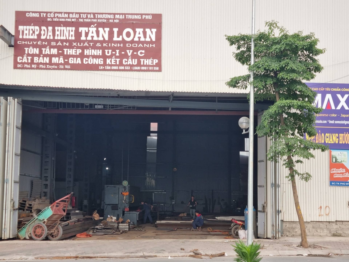 Xưởng sản xuất thép của doanh nghiệp Tấn Loan nằm giữa khu dân cư đông đúc tại thị trấn Phú Xuyên, huyện Phú Xuyên, TP.Hà Nội.