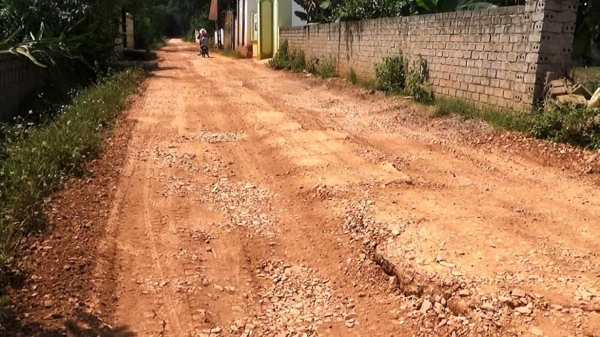 Đường liên thôn bị băm nát