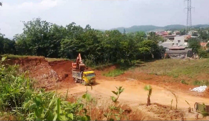 Máy múc đang múc đất ở thông Trạng Sơn