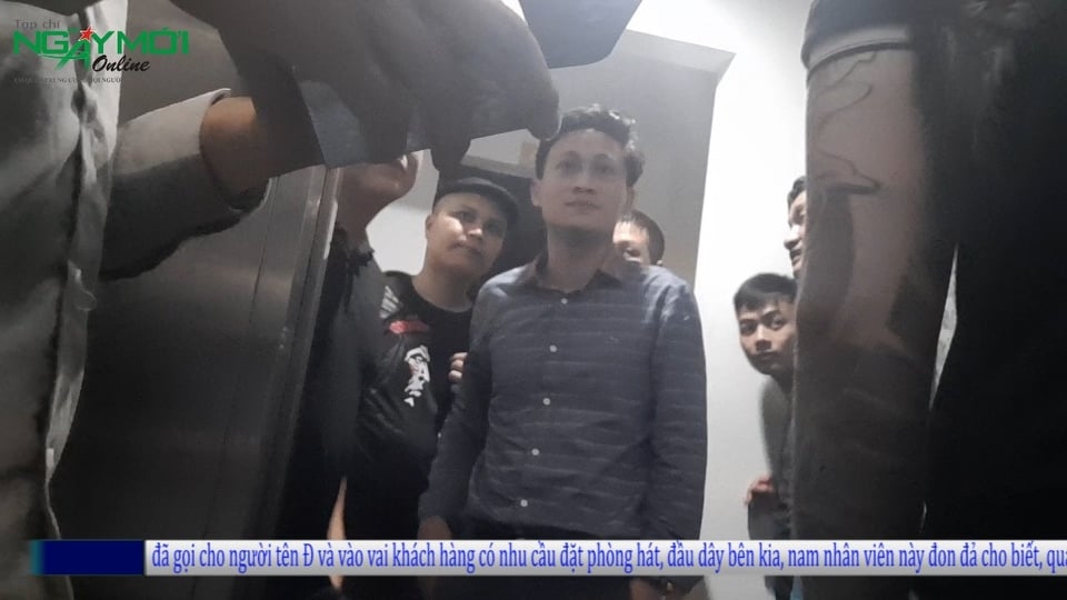 Tụ tập đông người trong quán hát