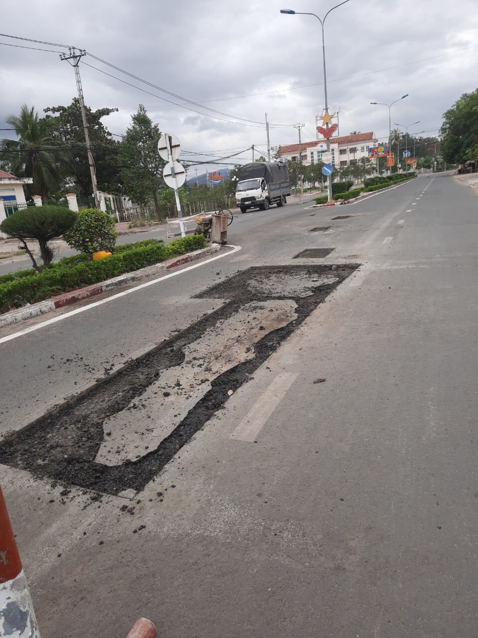 Đường Nguyễn Huệ, thị xã Ayun Pa bị phát hiện thi công sai hồ sơ thiết kế