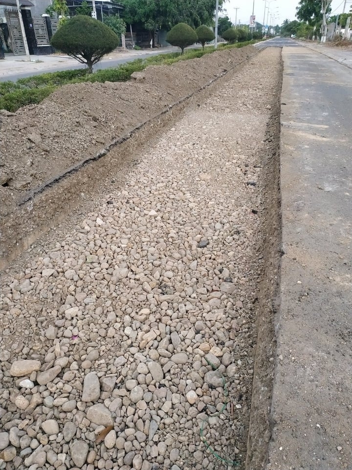 Nhiều đoạn đường Nguyễn Huệ, thị xã Ayun Pa được sử dụng đá sỏi sông