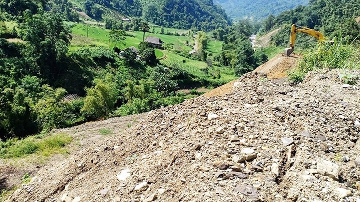 Không có bãi đổ nên đất, đá thải đổ tràn lan, đe dọa vùi lấp đất sản xuất của người dân