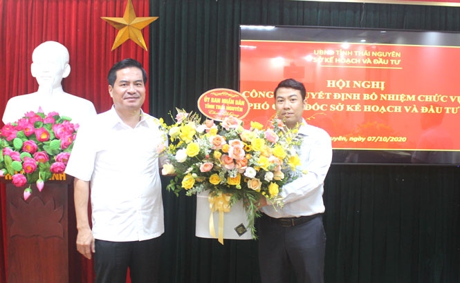 Ông Đào Duy Anh (bên phải)