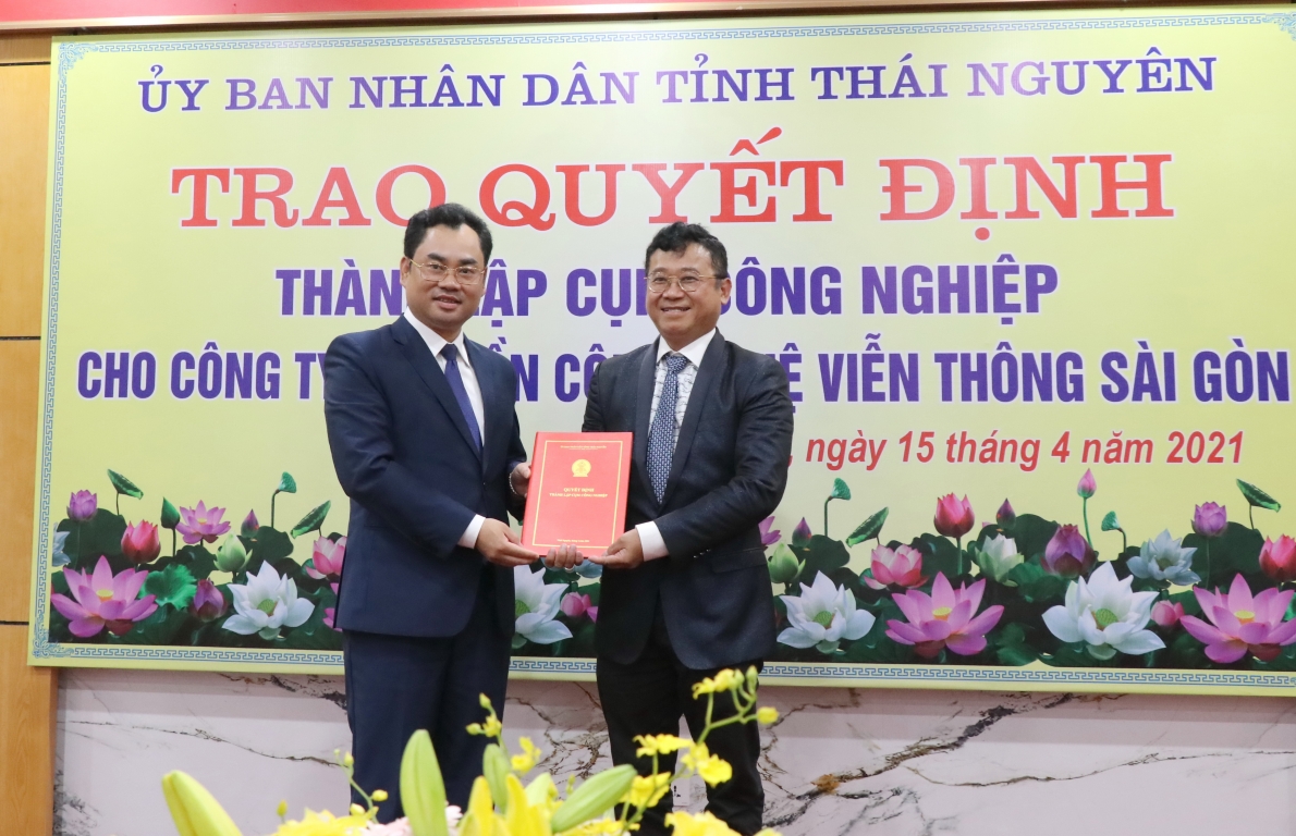 Đồng chí Trịnh Việt Hùng, Ủy viên dự khuyết BCH Trung ương Đảng, Phó Bí thư Tỉnh ủy, Chủ tịch UBND tỉnh trao Quyết định thành lập Cụm công nghiệp Tân Phú 1, Tân Phú 2 thuộc thị xã Phổ Yên và Cụm công nghiệp Lương Sơn thuộc thành phố Sông Công cho đại diện Công ty CP Công nghệ viễn thông Sài Gòn 