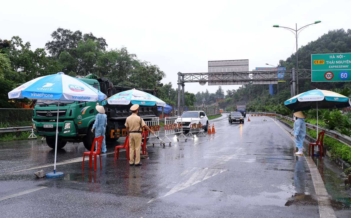 Chốt kiểm tra liên ngành về phòng, chống dịch Covid-19 tại Tân Long (TP. Thái Nguyên)