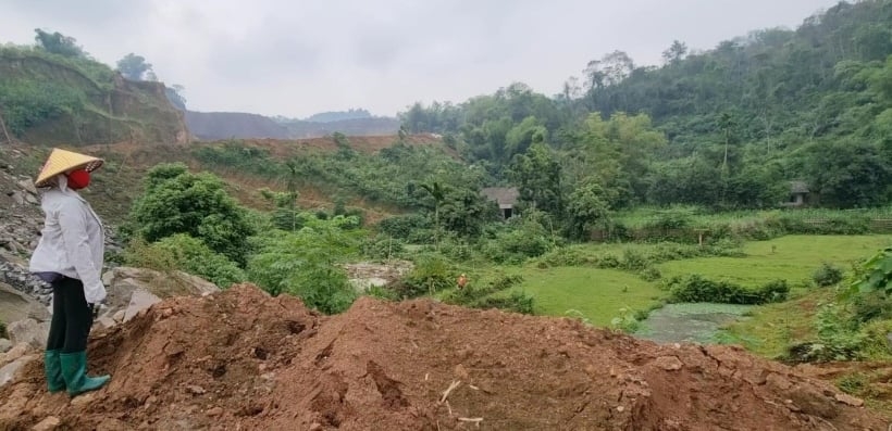 Ngôi nhà bà Hồng bị đất đá thải của dự án đắp cao xung quanh nhà