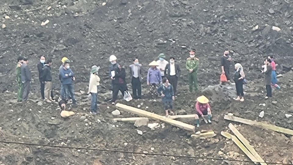 Ảnh người dân và các ban ngành tại bãi ngày 12/11