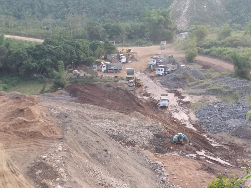 Ảnh máy xúc đào bới đất để lấy quặng apatii tại khai trường 32…..