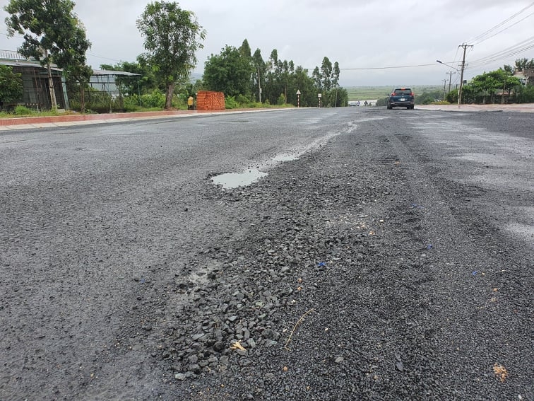 Mặt đường bị bong tróc