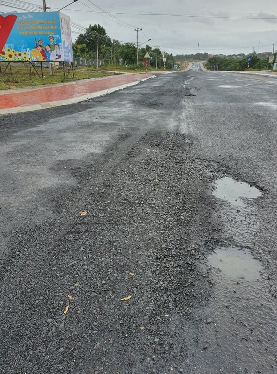 Nhiều ổ gà xuất hiện trên đường