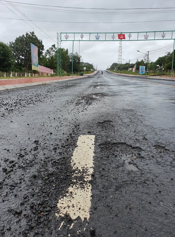 Mặt đường bị bong... nguy hiểm cho người tham gia giao thông