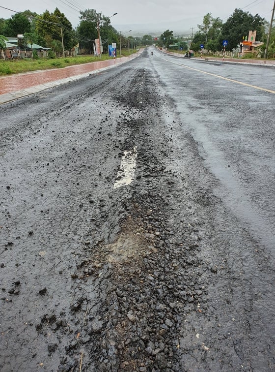Huyện Ia Pa, tỉnh Gia Lai: Đường Hùng Vương mới đưa vào sử dụng đã xuống cấp  nghiêm trọng