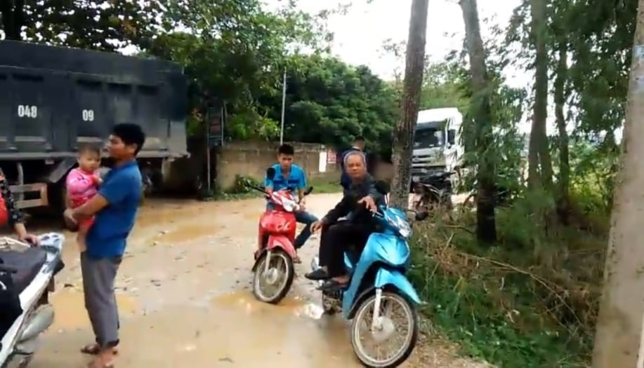 Người dân chặn đường không cho xe đi (ảnh căt từ clip) 