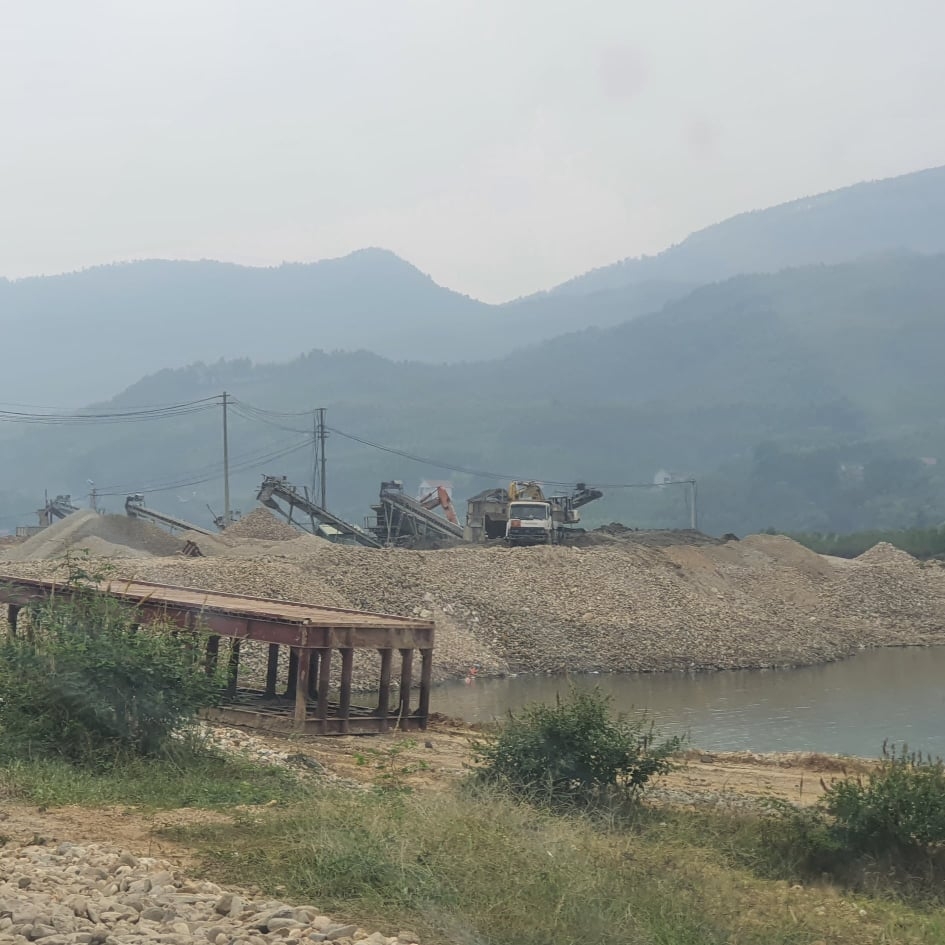 Máy móc đang khai thác, vận chuyển cát sỏi