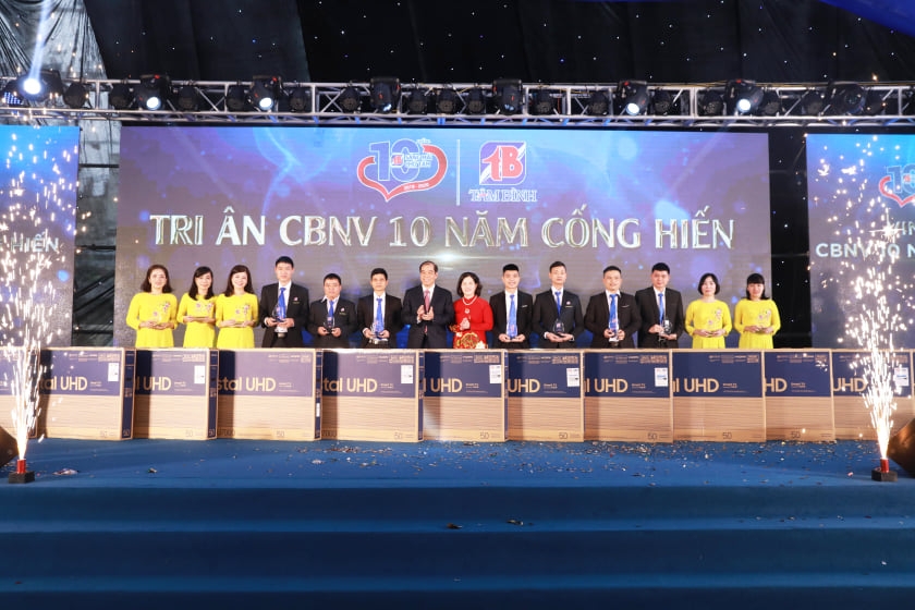 TGĐ Lê Thị Bình và Phó TGĐ Nguyễn Thế Hùng trao quà tri ân cho cán bộ, nhân viên thâm niên của Công ty