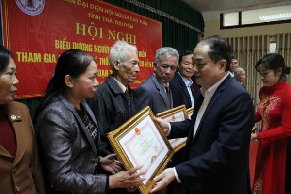 Nhiều người cao tuổi được nhận bằng khen 