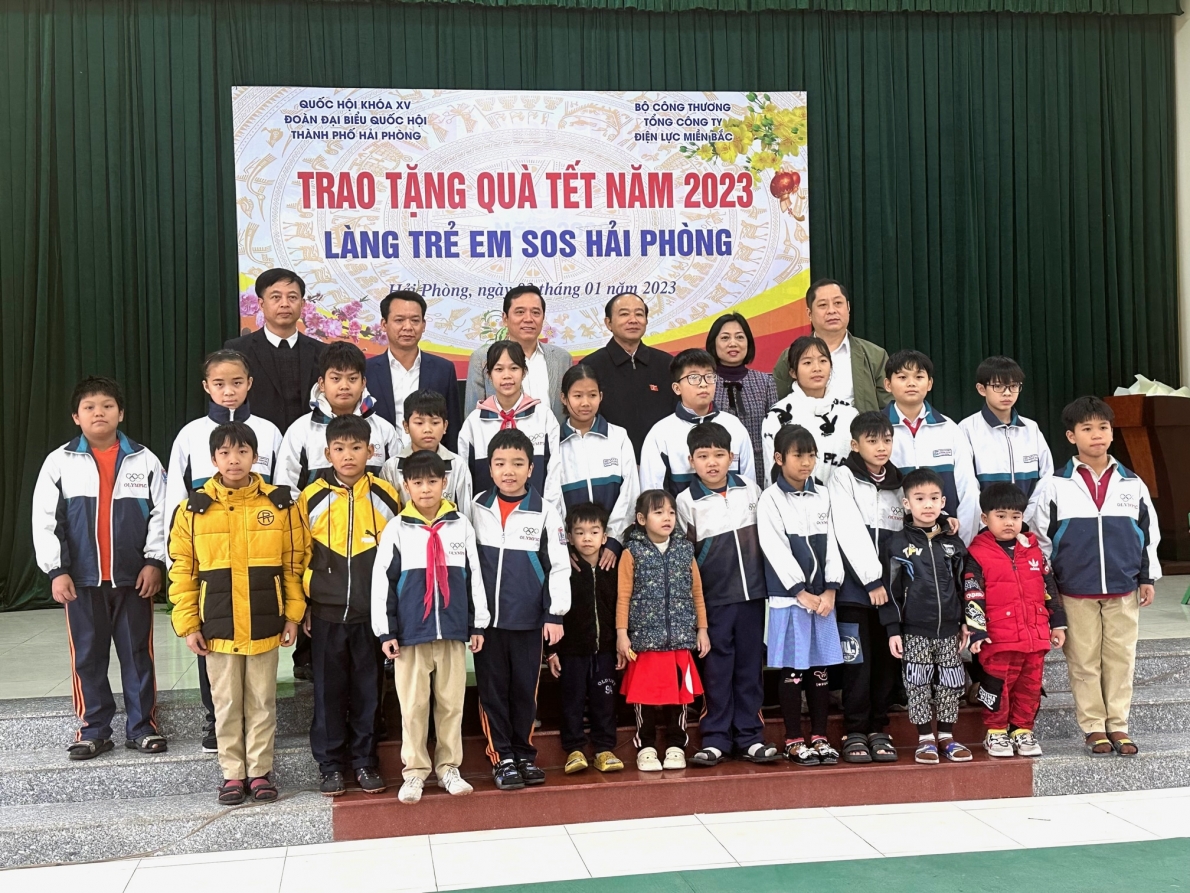 EVNNPC phối hợp với Đoàn đại biểu Quốc hội TP Hải Phòng tặng 1000 suất quà “Tết vì người nghèo”