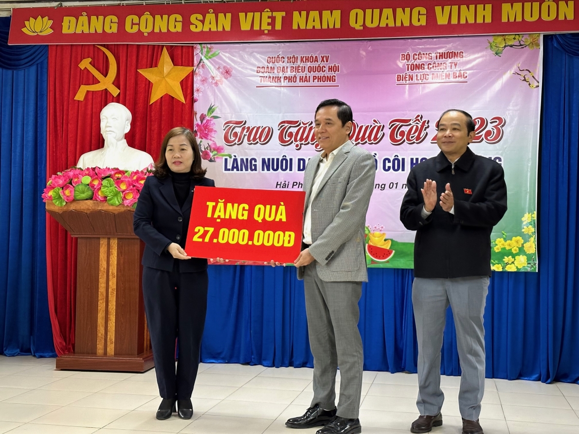 EVNNPC phối hợp với Đoàn đại biểu Quốc hội TP Hải Phòng tặng 1000 suất quà “Tết vì người nghèo”