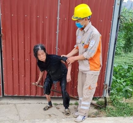Hai công nhân ngành Điện lực miền Bắc dũng cảm cứu người
