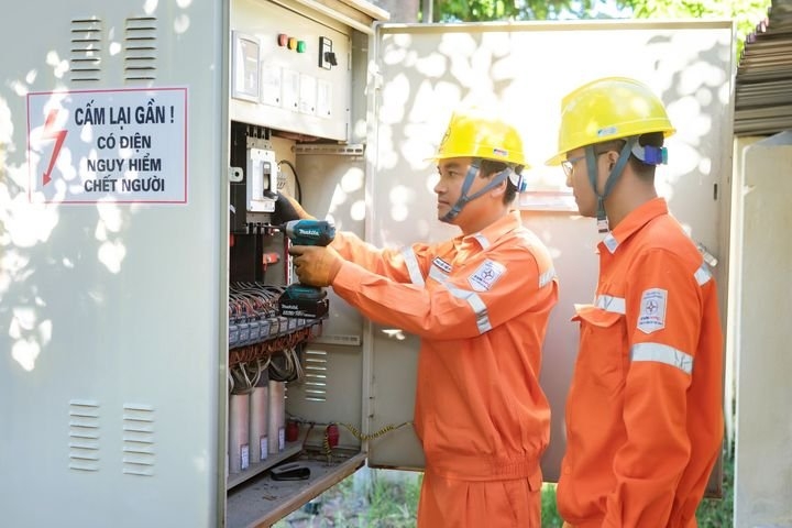Nắng nóng đạt đỉnh, EVNNPC chủ động các giải pháp đảm bảo điện an toàn