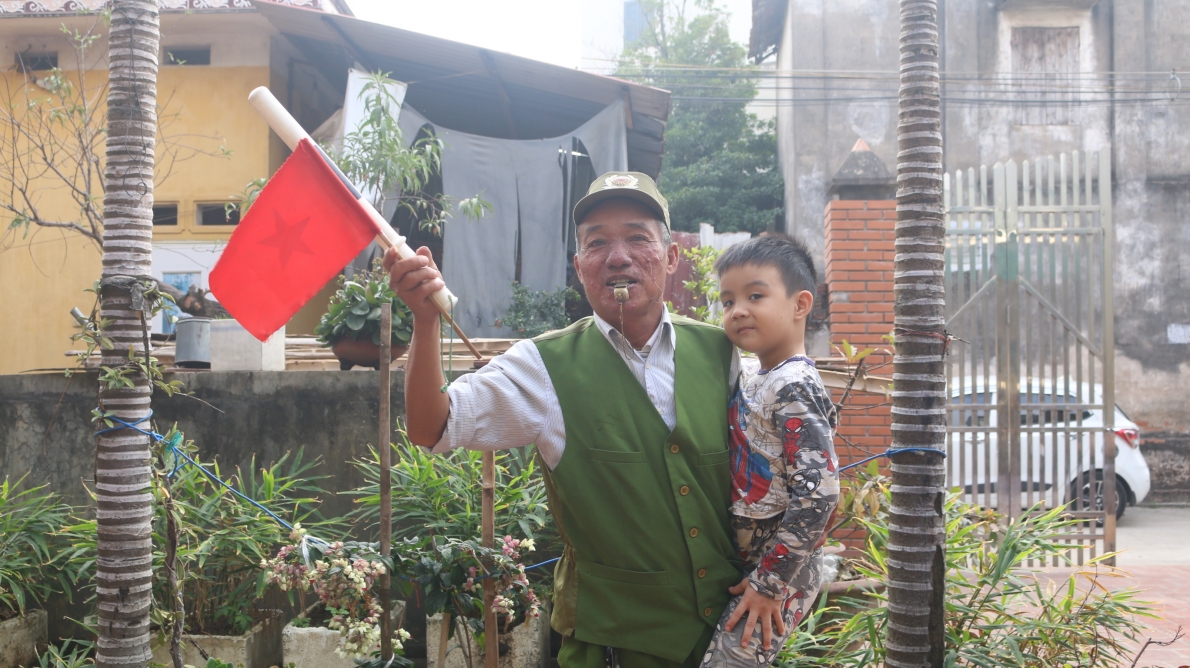 Ông Năm “chăm” vác tù và hàng tổng