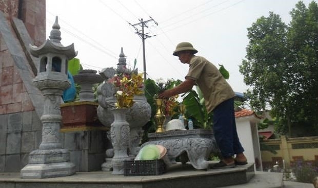 Hai vợ chồng “giữ ấm” cho nghĩa trang liệt sĩ