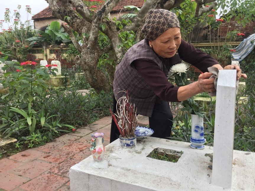 Hai vợ chồng “giữ ấm” cho nghĩa trang liệt sĩ