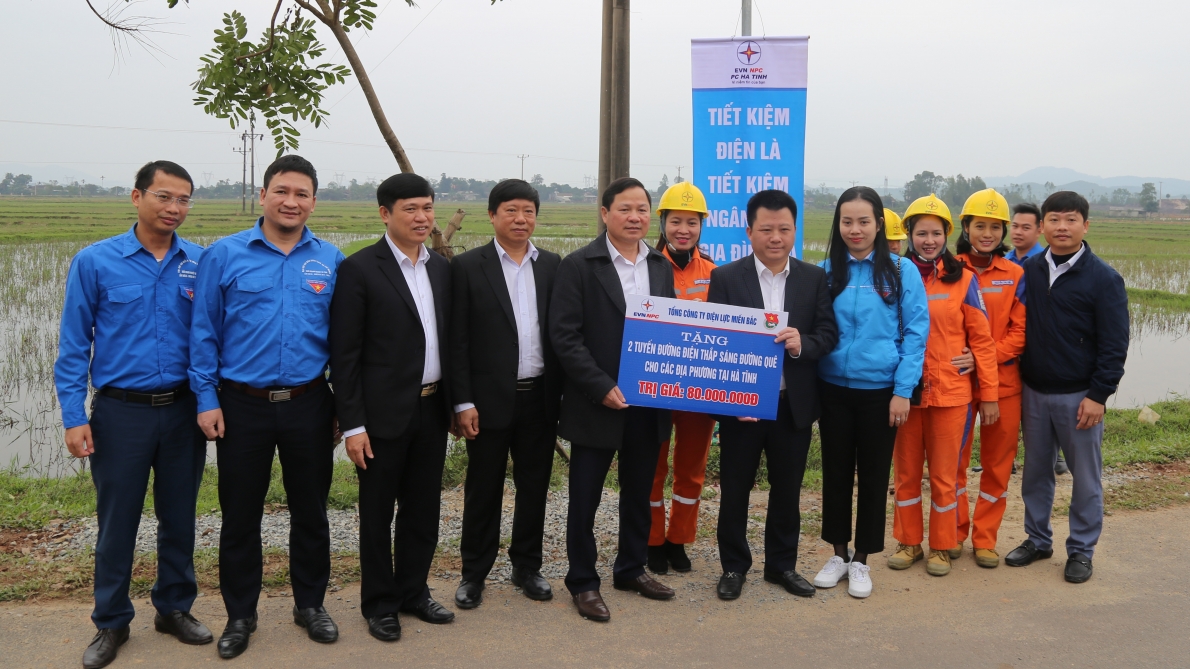 EVNNPC tri ân khách hàng tại vùng lũ Nghệ An, Hà Tĩnh với tổng giá trị 2,3 tỷ đồng