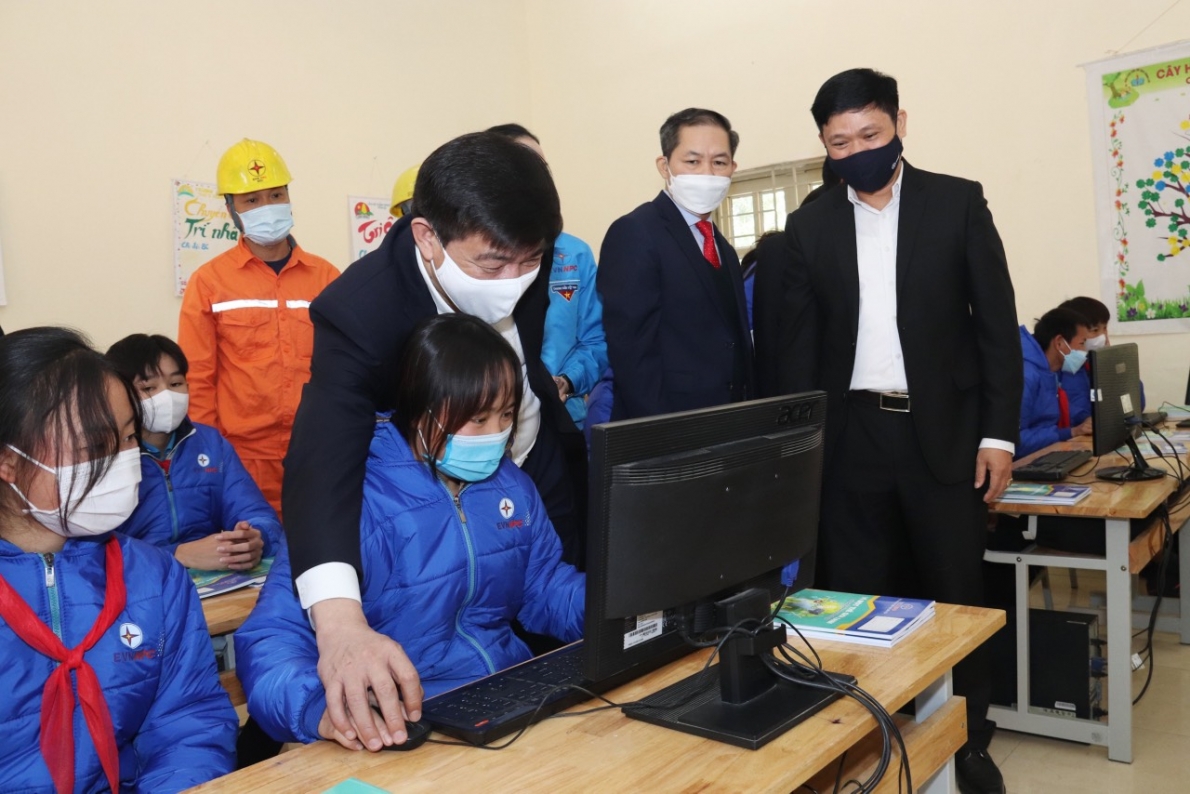 Tri ân khách hàng: Tổng Công ty Điện lực miền Bắc thắp sáng ước mơ cho học sinh nghèo vùng cao